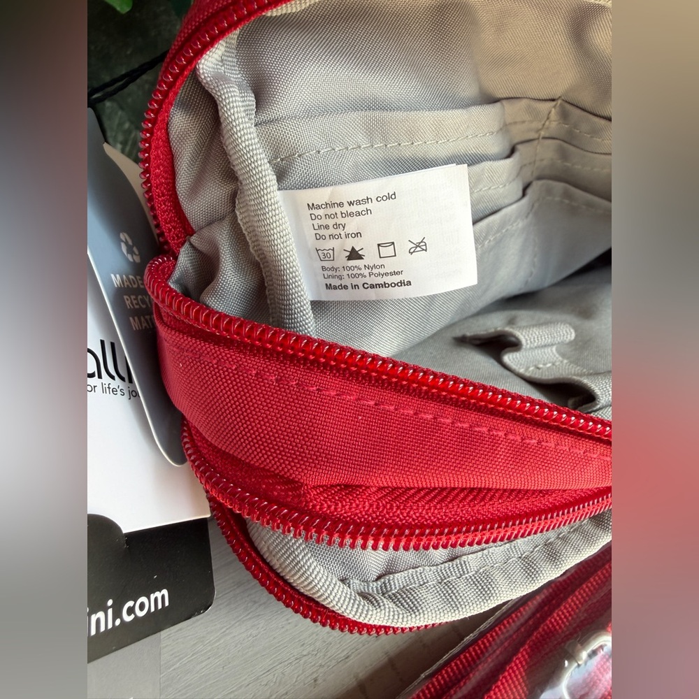 Baggallini Apple Red Triple Zip Bagg Convertible Crossbody - Water Resistant - Picture 7 of 9